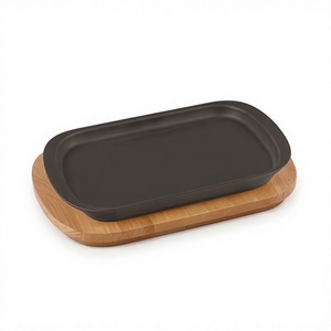 Plat chauffant de style restaurant moderne avec base en bois et plaque de cuisson en fonte pour service à chaud sur table - Product Image 4