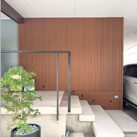 Panneau de clôture d'intimité en WPC Prime avec dessus en treillis, cadre en aluminium thermolaqué, bois composite imperméable pour jardin et clôtures extérieures