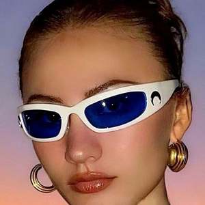 Gafas de Sol Decorativas de Moda de Marca de Lujo con Diseño de Luna, Unisex, Protección UV400, Estilo Punk, para Hombre y Mujer - Product Image 2