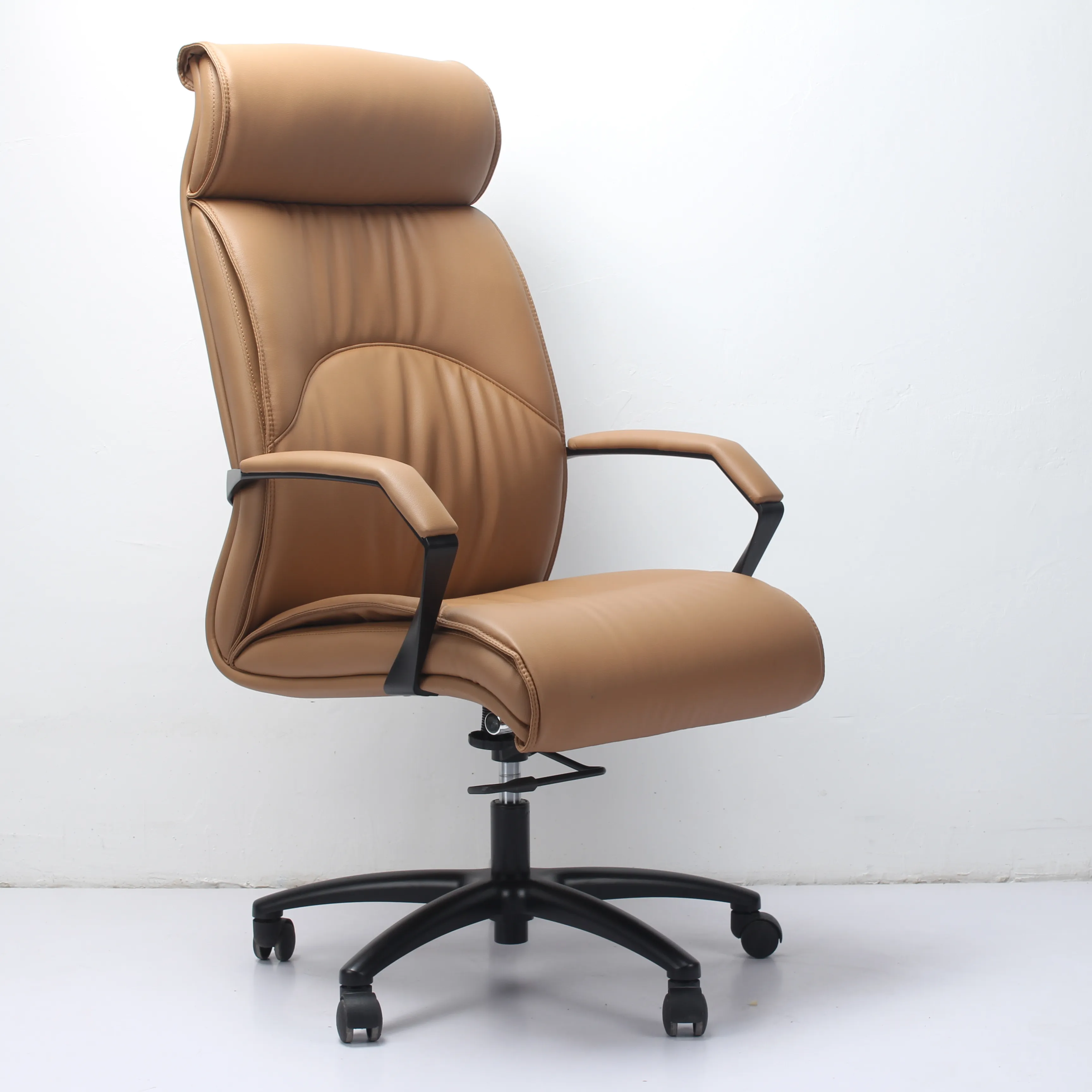 Офисный стул с высокой спинкой из коричневой искусственной кожи