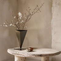 Vase à fleurs triangulaire en fer forgé style Wabi-Sabi, arrangement floral noir, simple, antique, art populaire, pour salon et salle de réunion