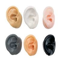 Service audio ITE, prothèses auditives BTE présentant des modèles d'oreille souple hautement transparents en caoutchouc humain pour démontrer l'IEM