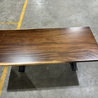 Plateau de table en bois massif de noyer simple et moderne, bord naturel, en stock, vente directe d'usine
