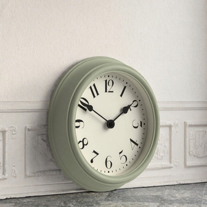 Horloge murale ronde rétro de 12 pouces, quartz analogique silencieux sans tic-tac, horloge suspendue en résine pour salon, chambre à coucher - Product Image 2