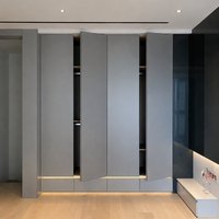 Armoire moderne sans poignées avec tiroirs de rangement gris et éclairage intégré pour chambre à coucher