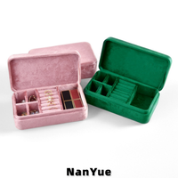 Boîte à bijoux rectangulaire en velours avec couvercle rabattable, multi-compartiments, portable, avec logo personnalisé, pour organiser les bagues et les boucles d'oreilles