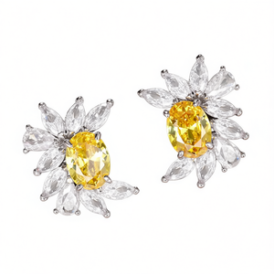 Eleganti Orecchini a Perno con Fiore, Moissanite Ovale Centrale e Accenti di Diamanti Bianchi in Argento 925 per l'Uso Quotidiano Femminile - Product Image 1