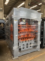 La machine à briques sans combustion utilise le principe de moulage hydraulique par vibration pour économiser des ressources.