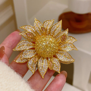 Broche de moda elegante y versátil de latón con circonitas, diseño de flor de girasol grande, estilo francés, artesanía de alta calidad, para niños y trajes - Product Image 2