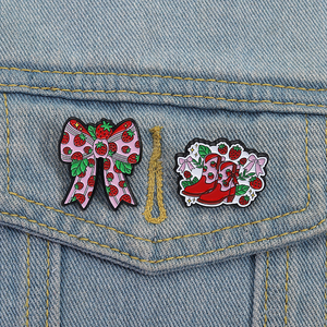 Botas De Bowknot De Morango Pinos De Esmalte Broches Rosa Doce Emblemas De Lapela Desenhos Animados Bonito Em Massa - Product Image 1