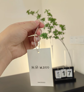 Sang Trọng Thân Thiện Với Môi Tái Chế Giấy Đu Thẻ Tùy Chỉnh In Thiết Kế Treo Thẻ Cho Quần Áo Chuỗi Phong Cách Với Lá Kỹ Thuật - Product Image 6