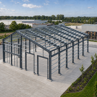 Atelier préfabriqué en structure d'acier Q355B à portée libre, à deux étages, avec panneaux solaires, bureaux en verre et porte enroulable, entrepôt en acier