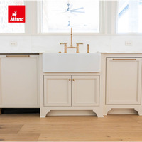 Armoires supérieures en verre cannelé, armoires de cuisine encastrées style Shaker à bordure perlée, avec façade de tiroir en chêne blanc cannelé, îlot de cuisine style Shaker à bordure perlée