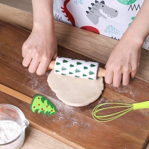 Set Creativo di Tagliabiscotti a Forma di Albero di Natale con Raschietto in Silicone e Mattarello per Preparazione Cibi Festivi - Product Image 4