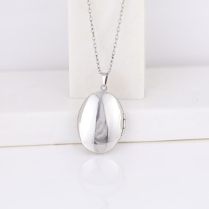 Collana con ciondolo a specchio con gioiello personalizzato con motivo floreale in acciaio inossidabile collana con medaglione fotografico ovale <span class=keywords><strong>per</strong></span> <span class=keywords><strong>regalo</strong></span> di <span class=keywords><strong>coppia</strong></span> di famiglia - Product Image 6