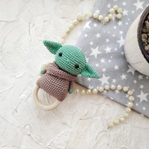Nuevo diseño de ganchillo bebé Yoda sonajero juguetes <span class=keywords><strong>Amigurumi</strong></span> hilo tejido de madera de haya <span class=keywords><strong>mordedor</strong></span> relleno de punto Yoda sonajero para regalos de bebé - Product Image 3