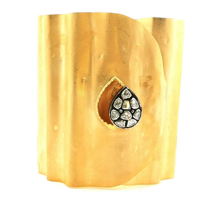 Brazalete de Plata con Detalles de Polki. Eleva tu estilo con este impresionante brazalete de plata 925 chapado en oro amarillo. - Product Image 1