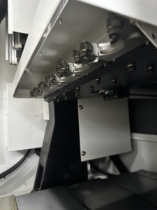 Centro de Perforación y Roscado de 3 Ejes L550 Equipado con Roscado de Acero M20 y Husillo BT30 para Piezas Eléctricas de Cobre - Product Image 2