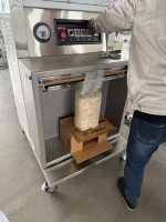 Machine d'emballage sous vide industrielle pour aliments pour chiens Haricots pour aliments pour chats Riz Sciure de bois Copeaux de bois