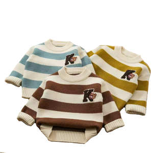 <span class=keywords><strong>Pull</strong></span> Ras du Cou Garçon Automne Hiver 2025 à Rayures Larges avec Patch Ours Lettre K en Coton Mélangé Doux et Écologique - Product Image 1