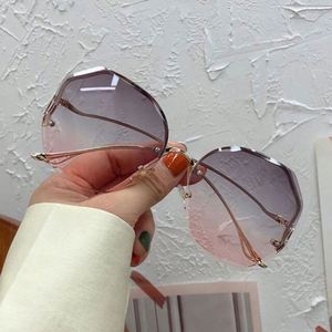 Gafas de Sol Redondas Irregulares con Degradado para Mujer, Logotipo Personalizado, Venta al Por Mayor, Montura Metálica Sin Aro, Patillas Curvas - Product Image 3