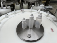 Machine de capsulage et d'étiquetage de remplissage de compte-gouttes électrique de 10ml Composants de base de contrôle PLC Incl. Roulement de moteur à engrenages de pompe