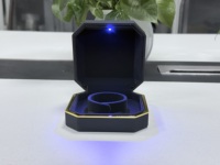 Boîte à bijoux LED octogonale à bords dorés pour vente en gros, pour bagues, boucles d'oreilles, pendentifs, colliers, bracelets et ensembles de bijoux