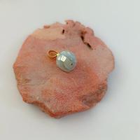Perles de nacre multicolores en forme de cube pour le bricolage de colliers, de bracelets et de pendentifs.