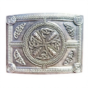 La boucle de ceinture en forme de croix celtique est conçue et fabriquée par Gaelic Themes en Écosse et est sans plomb. - Product Image 1