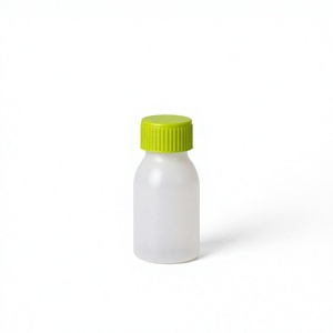 Botella de Plástico PP Blanca con Tapa de Rosca Verde, Forma Cilíndrica, para Uso Cosmético - Product Image 1