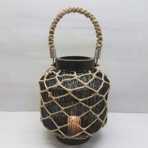 Lanterne en métal avec design enroulé de corde et poignée, porte-bougie décoratif rustique pour extérieur, jardin, patio, décoration intérieure - Product Image 1