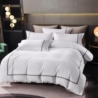 Parure de lit quatre pièces pour hôtel cinq étoiles, style ruban fin, drap et housse de couette blancs mats