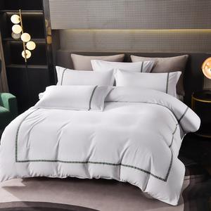 Parure <span class=keywords><strong>de</strong></span> <span class=keywords><strong>lit</strong></span> quatre pièces pour hôtel cinq étoiles, style ruban fin, <span class=keywords><strong>drap</strong></span> et housse <span class=keywords><strong>de</strong></span> couette blancs mats - Product Image 1