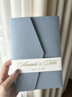 Suite d'invitations de mariage personnalisées bleu poussière à trois volets avec carte d'invitation en acrylique dorée et cartes RSVP, enveloppe incluse