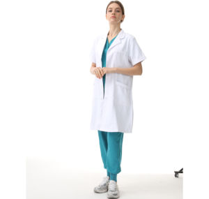 Blouse de laboratoire pour femmes à manches courtes en polyester/coton de la marque Rosen, personnalisable avec logo, pour la détection des aiguilles, idéale pour les hôpitaux et les cliniques. - Product Image 4