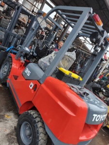 ใช้ 3.5ton 3 ตัน 5ton รถยก FD30 รถยก Toyota แบรนด์ญี่ปุ่นเดิม 2 และ 3 โครงสําหรับตั้งสิ่งของ 3 m 4.5 m