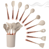 Ensemble d'ustensiles de cuisine en silicone et en bois écologique de style nordique de 12 pièces comprenant des outils de cuisson et des cuillères pour un usage domestique