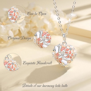 Collar de Moda Chapado en Plata con Bola de Sonido y Jaula de Corazón de Circonita Isunni Jewelry para Mujeres Embarazadas - Product Image 2
