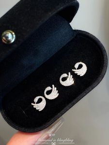 Boucles d'oreilles clous pour femme Xinfly en or 18 carats, diamant naturel rond taillé en forme de cygne 0,22 carat, collection Oiseaux - Product Image 2