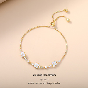 สร้อยข้อมือคริสตัลรูปดอกไม้ ประดับเพทายโทนสีทอง สวมใส่ได้ทุกวัน - Product Image 1