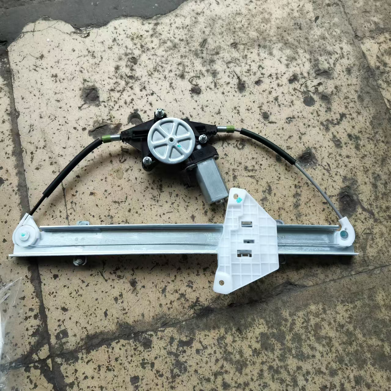 Right Front Power Window Lifter Window Regulator for Wuling Baojun 510 Car Covers Auto Parts Image 2