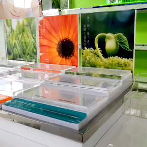 Support d'exposition de luxe moderne en acrylique pour salon de beauté, présentoir métallique pour produits cosmétiques et soins de la peau, idéal pour les boutiques et les vitrines en bois. - Product Image 5