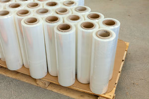 Usine en gros <span class=keywords><strong>300m</strong></span> LLDPE <span class=keywords><strong>Film</strong></span> <span class=keywords><strong>étirable</strong></span> manuel 450mm <span class=keywords><strong>x</strong></span> 25 microns <span class=keywords><strong>Film</strong></span> plastique transparent étanche à l'humidité Dureté souple Longueur <span class=keywords><strong>30cm</strong></span> - Product Image 5