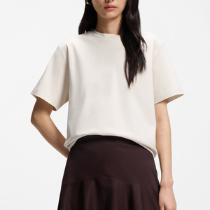 T-shirt chic et moderne pour femme, conçu pour une liberté de mouvement naturelle, avec une apparence équilibrée et un style confortable au quotidien - Product Image 1