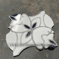 Mosaïque murale en marbre poli en forme de plume, mélange blanc Thassos, vert foncé et or, en acier inoxydable et laiton, découpe jet d'eau, de Chine