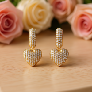 Orecchini Pendenti a Cuore Dorato in Oro Massiccio 18K con Diamanti Taglio Brillante Rotondo e Micro Incastonatura, Gioielli da Festa per Donna - Product Image 2
