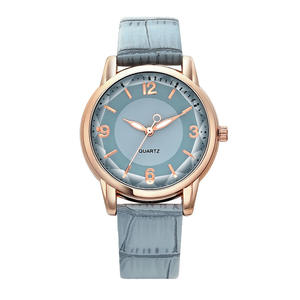 Reloj de cuarzo para mujer con esfera bicolor, elegante y con correa de cuero. - Product Image 1