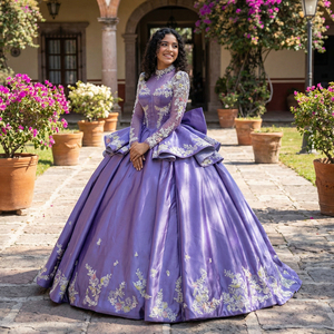 XS221 Robe de bal élégante violette à col montant, avec appliques en dentelle, broderie de perles et cristaux, longueur ras du sol, pour soirée, avec traîne chapelle - Product Image 1