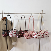 Nouveau sac à bandoulière imprimé cerises, sac fourre-tout long en cuir PU mignon avec pendentif cœur et nœud, sac de luxe de créateur à porter sous le bras
