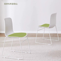 Chaise de salle à manger moderne empilable en plastique rembourrée, base en métal blanc, coussin en tissu, chaise d'appoint sans accoudoirs, légère